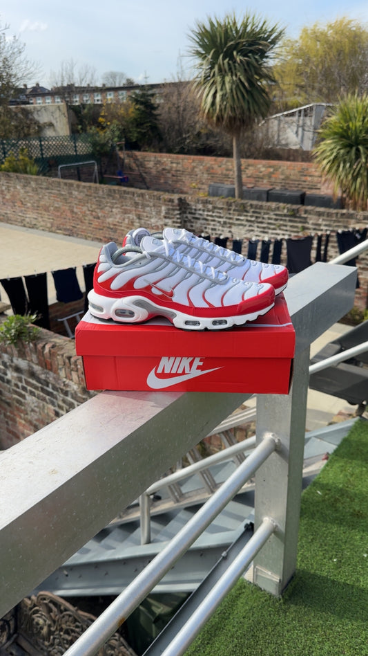 Nike air max plus white utility red