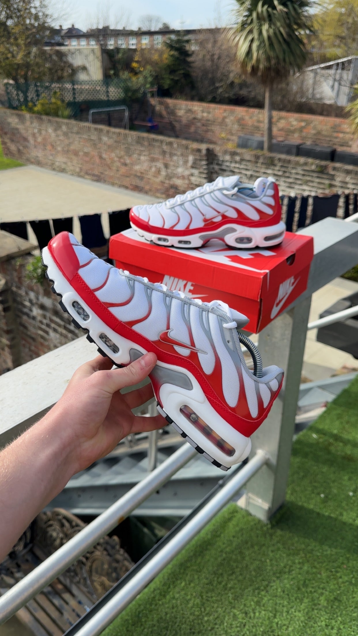 Nike air max plus white utility red
