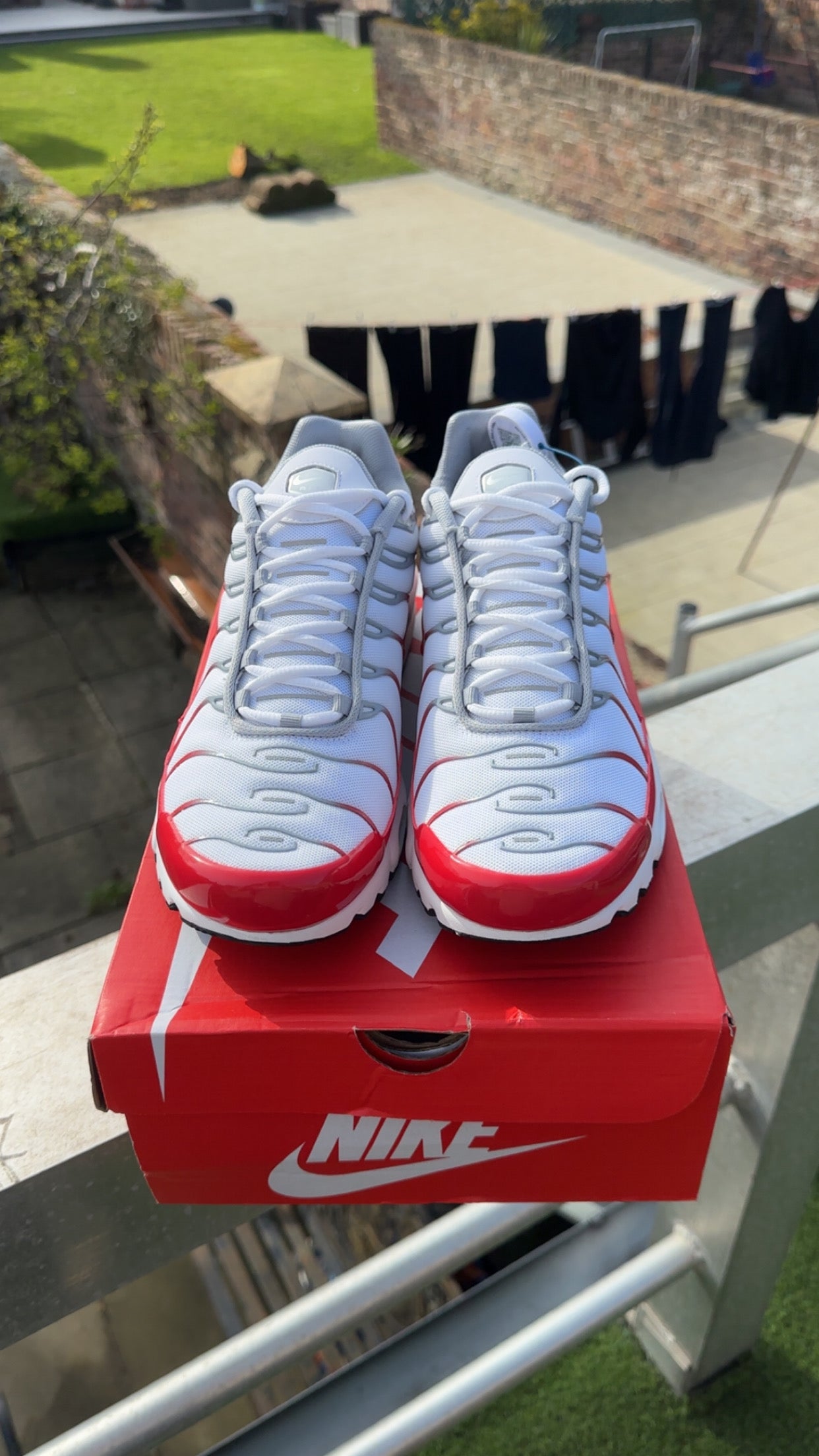 Nike air max plus white utility red