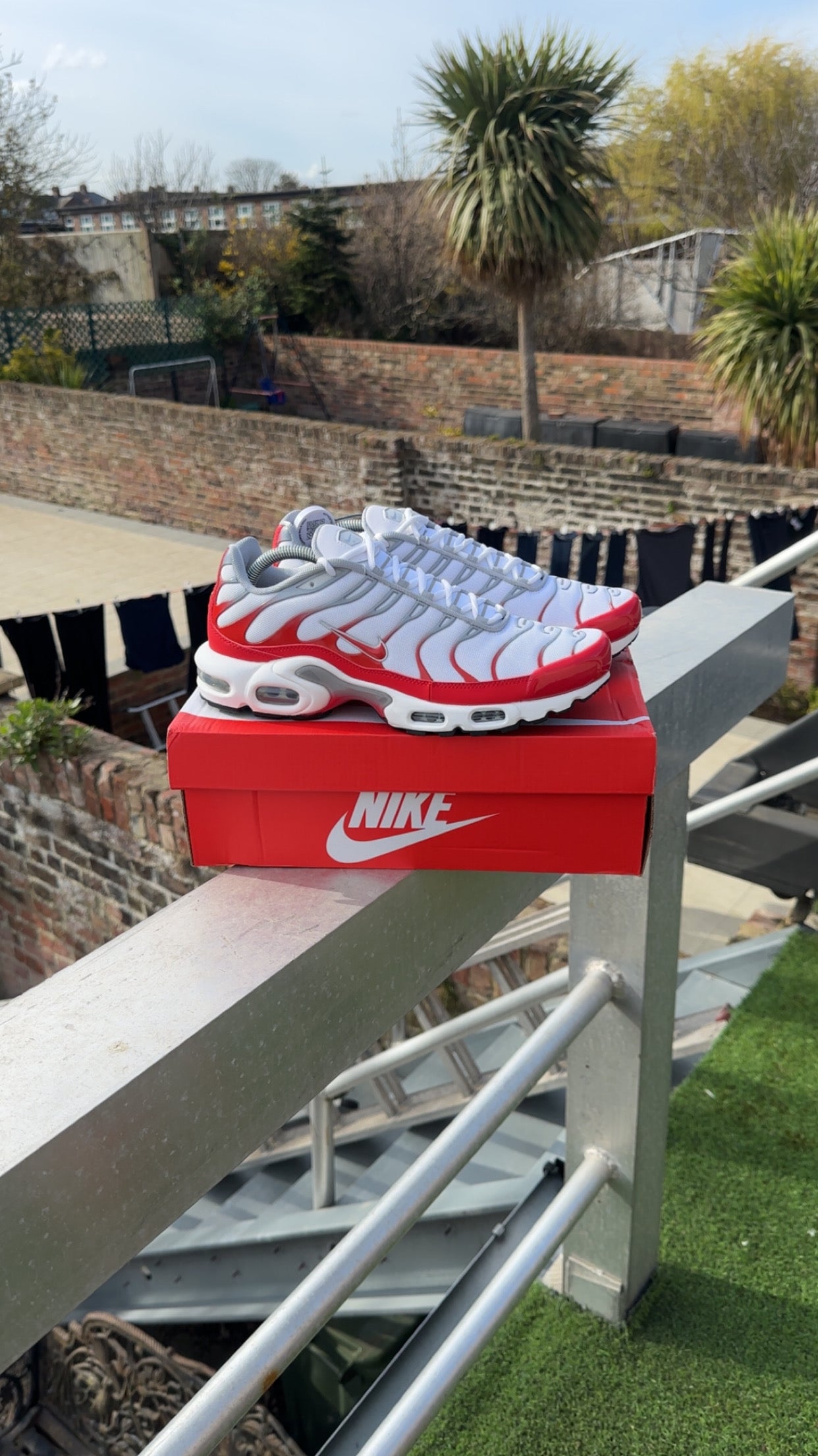 Nike air max plus white utility red