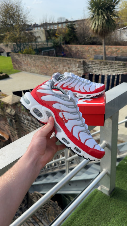 Nike air max plus white utility red