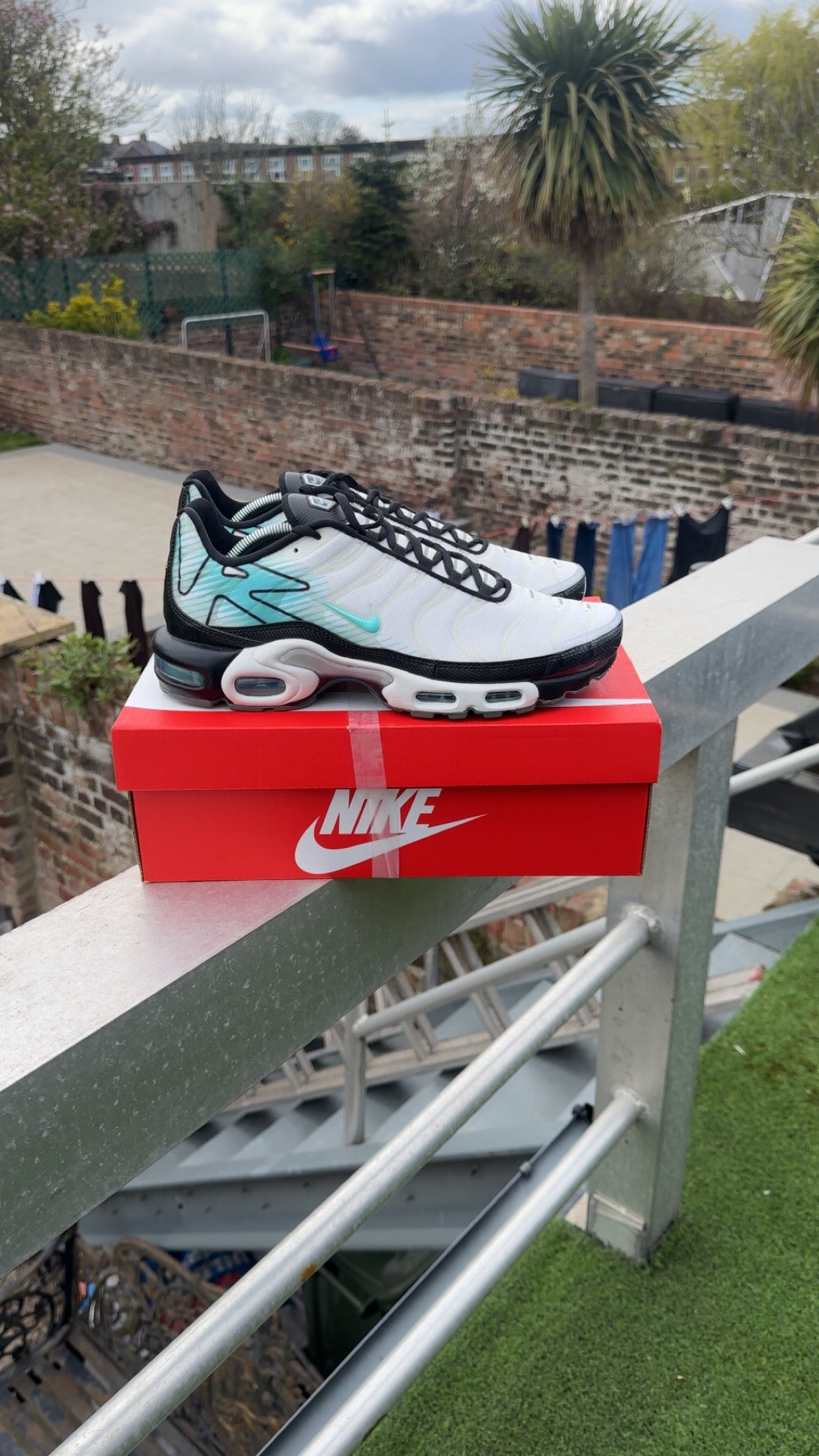 Nike air max plus summit white green strike