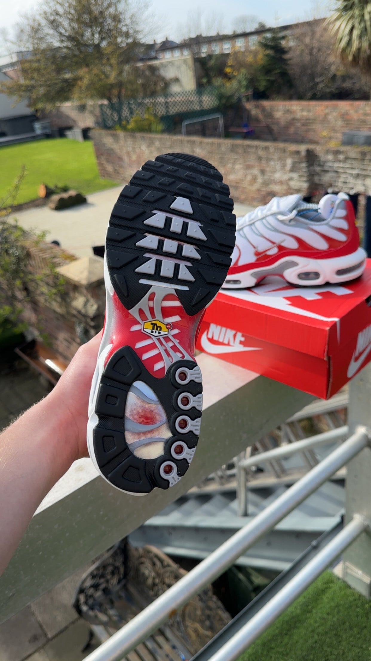 Nike air max plus white utility red