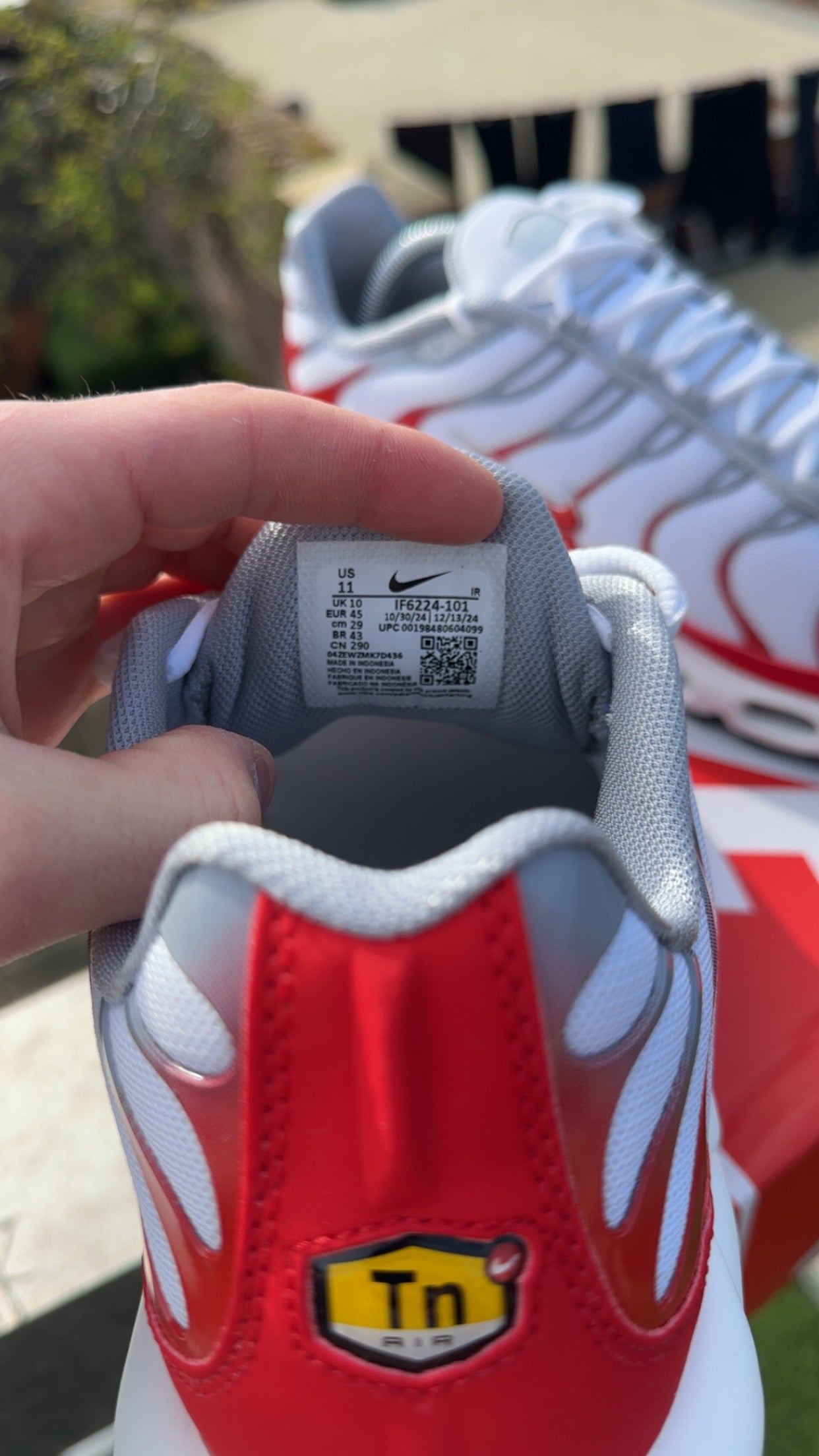 Nike air max plus white utility red